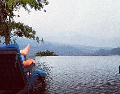 Relajándose a la orilla de un lago
