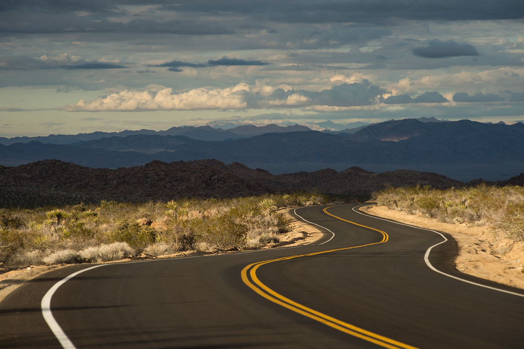 Un camino sinuoso que atraviesa el desierto